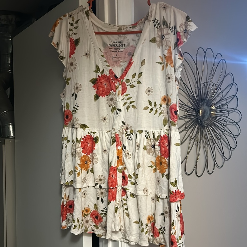 Torrid vneck flowy floral flutter sleeve top
